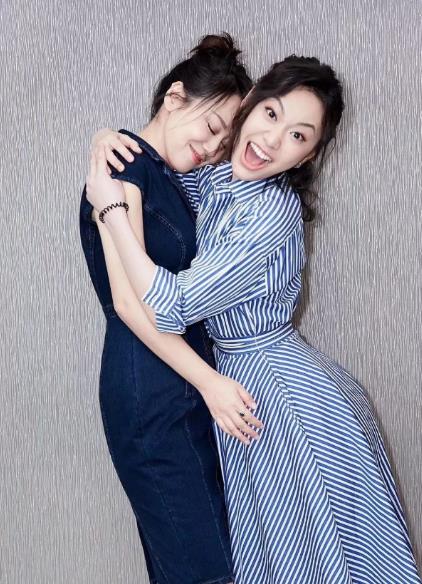 晒晒闫妮现实住的豪宅，墙面刷白墙软装很精致，生活过得很惬意