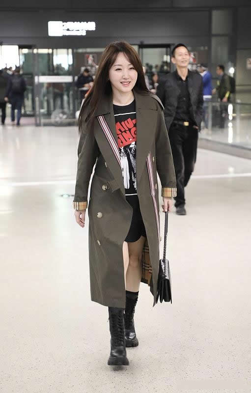 杨钰莹|杨钰莹穿红黑拼色西装好潮,脸却有点肿,但这样子看着很年轻