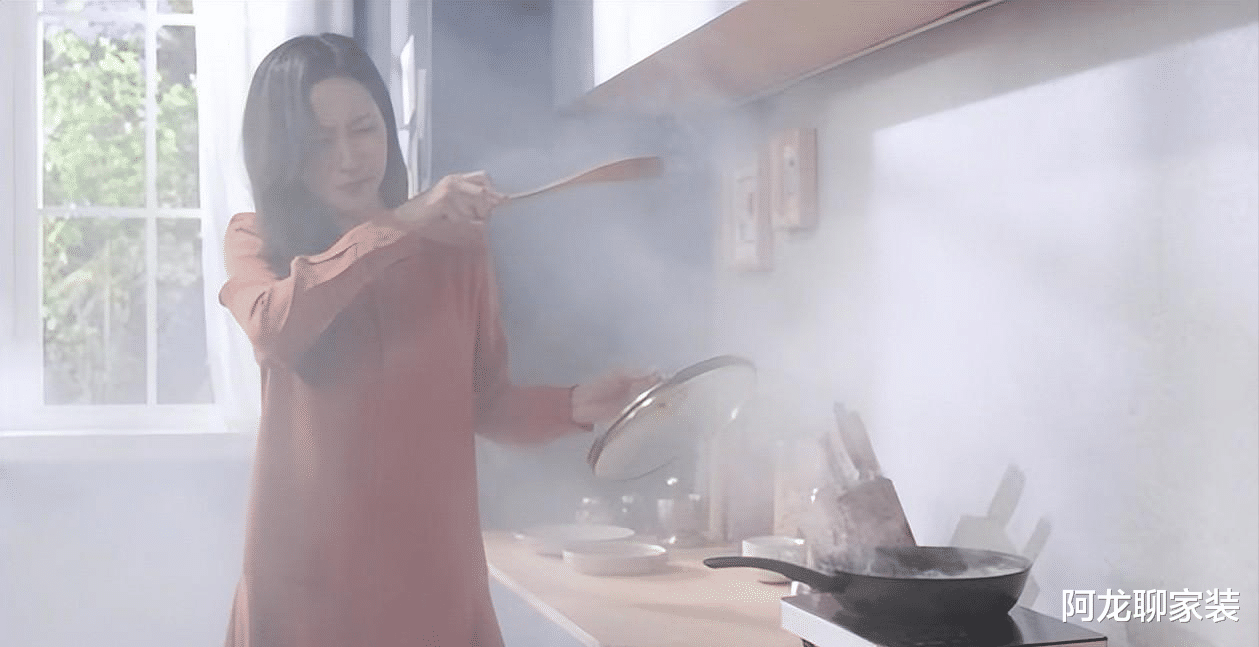 油烟机开着,为啥炒菜时厨房里还满是油烟?内行讲解后,恍然大悟