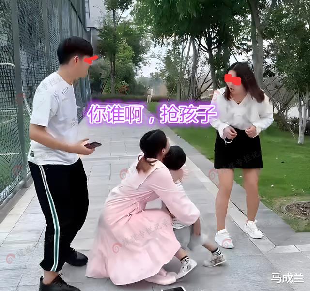 男子和妻儿逛街,前妻冲过去拥抱儿子,被后妈一把推开:你是谁