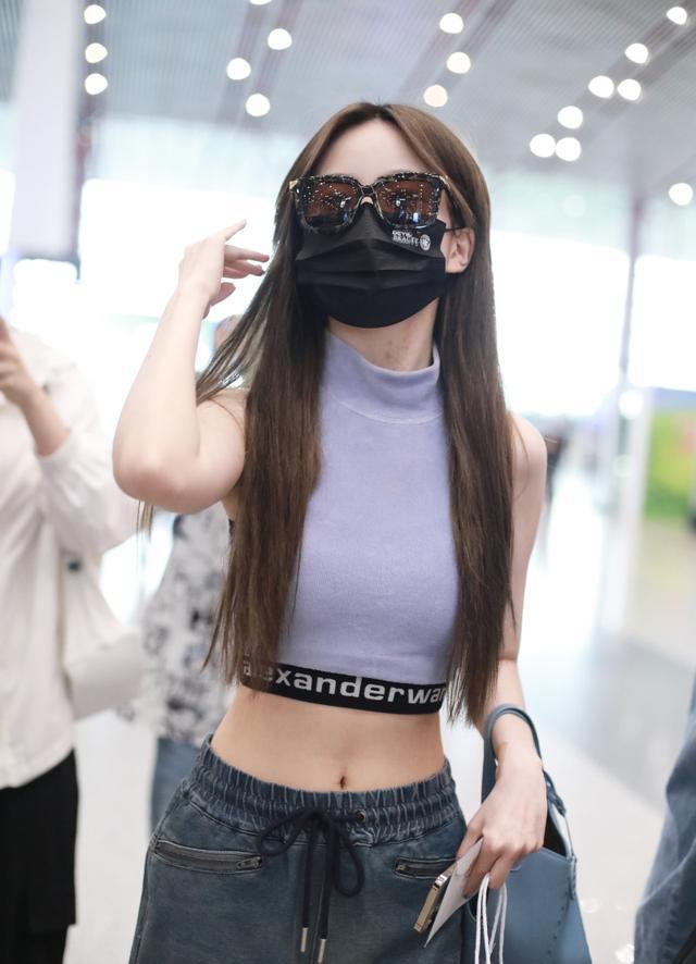 女生穿露腰装遭大妈批评,结局叫人舒适