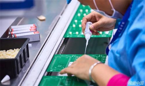 三星|三星供应商在越南：中国师傅月薪1.6万，当地员工2200