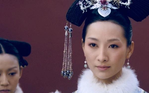 安陵容|甄嬛传：安陵容为什么选择投靠皇后，背弃甄嬛？