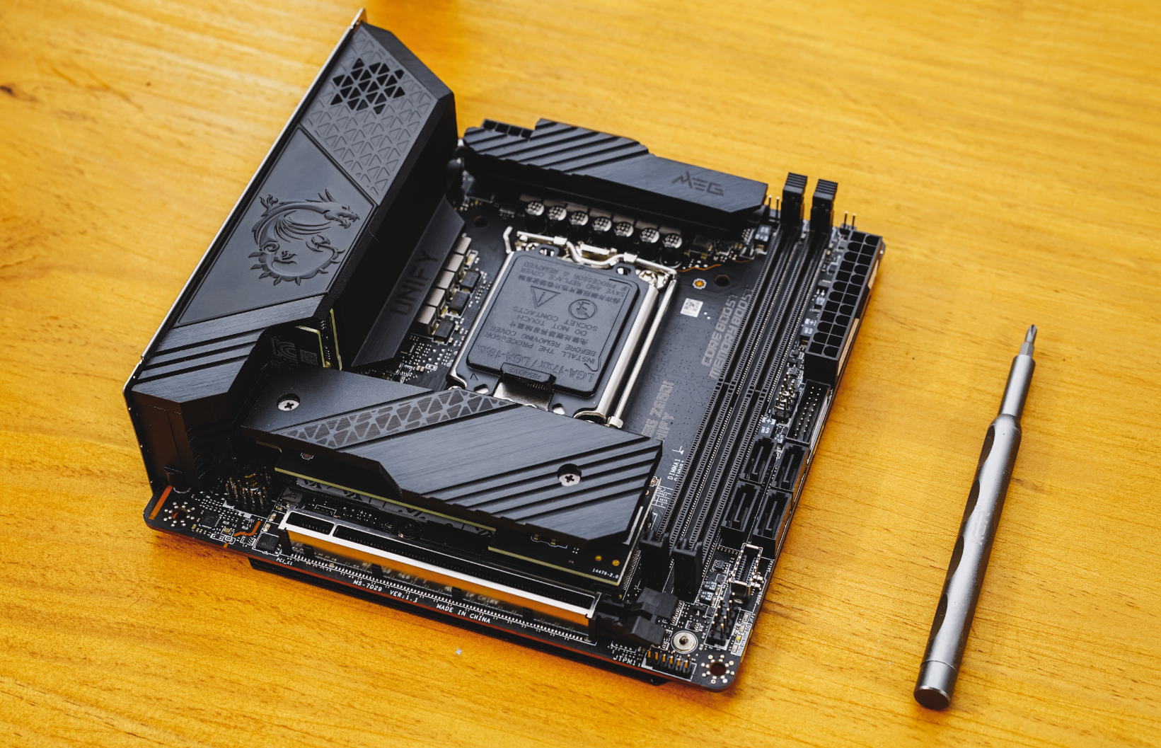 meg|暗黑系加持,12代平台超猛小钢炮!微星MEG Z690i UNIFY暗影图赏