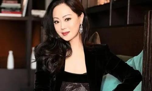 章小蕙|败光2个“亿万男人”家产，独自还清2.5亿债务，章小蕙今身价百亿