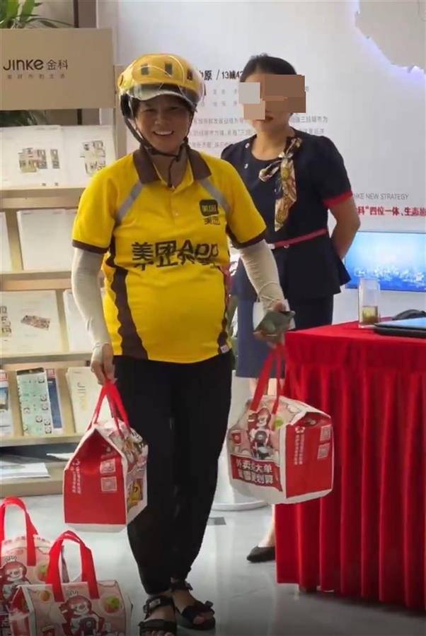 女骑手怀孕6个月仍在送外卖,站长:她闲不住,已请同事们多关照