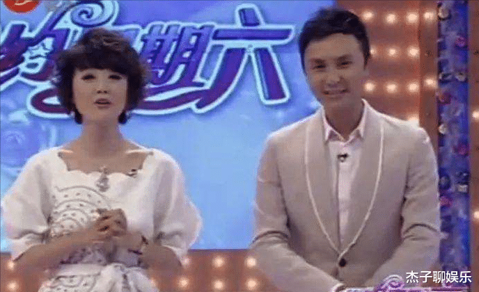 主持人|过气主持人有多卑微?蹭朋友热度不说,还公开在舞台上求职