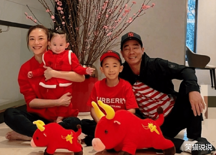 应采儿|应采儿母子长沙被偶遇,小儿子背书包读幼儿园,Jasper越发帅气好像陈小春!