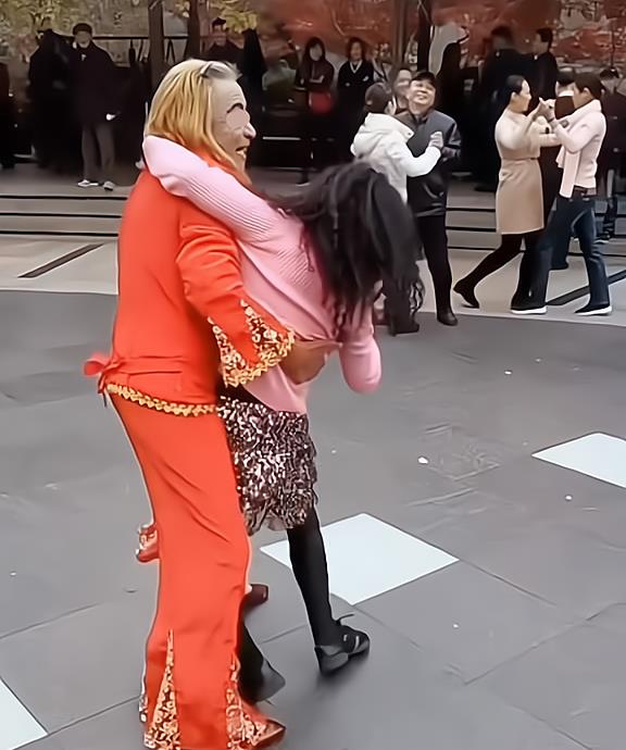 纪实: 大爷花枝招展跳广场舞, 网友: 如果我老了这样, 请用法律严惩我