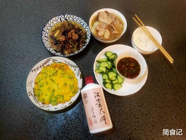 60岁大爷聚会晒“酒桌白酒”，无1瓶名酒却火热出圈，行家：会喝