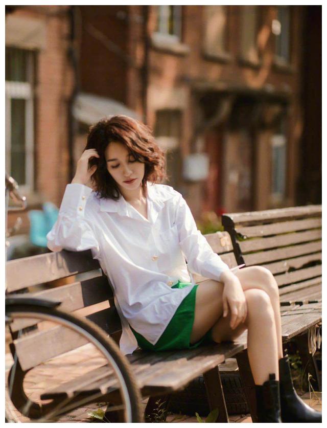 洗面奶 李小冉衣品真好，穿衬衫＋短裤减龄洋气，46岁美出新高度！
