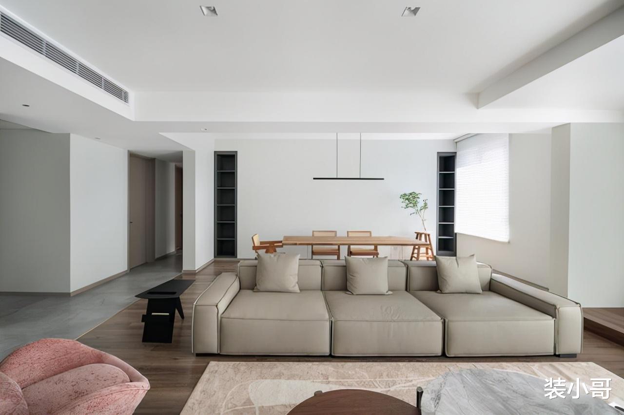 沙发别再靠墙放了,真的很落伍!空出一点位置,时尚又实用