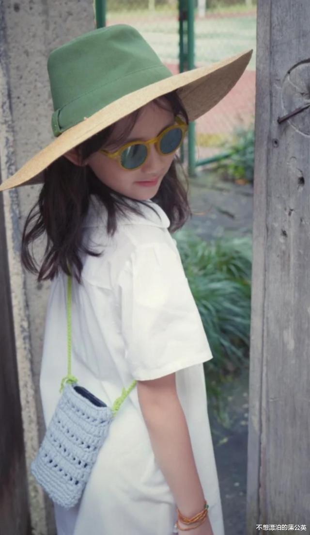 孙莉|孙莉晒女儿戴墨镜草帽凹造型,黄少艾8岁就有手机,豁牙笑很喜感