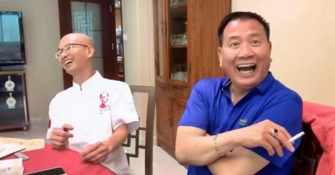 万梓良|65岁万梓良曝近况！戴“鸽子蛋”吃鲍鱼乳鸽，满脸通红在室内抽烟