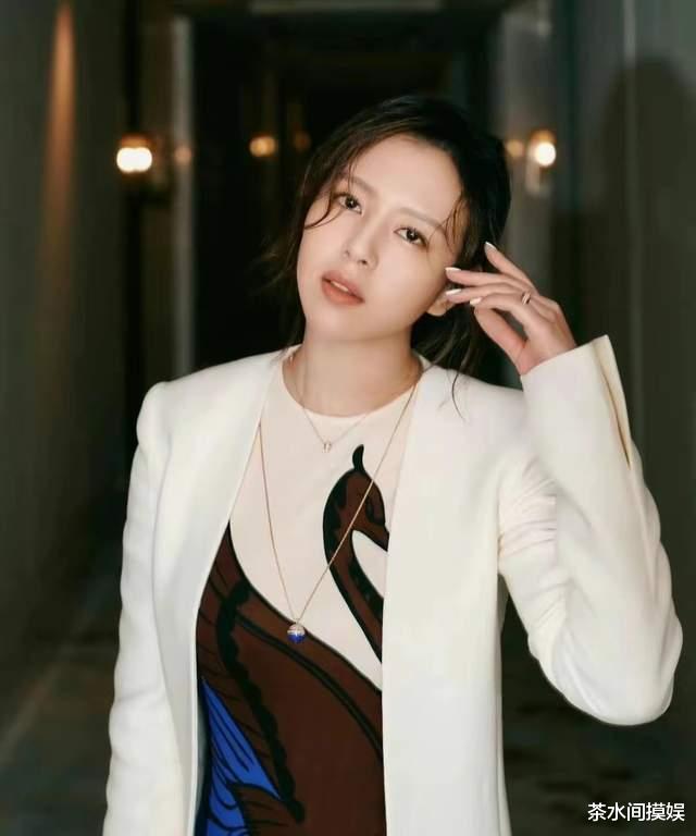 孙芮|扯裙子塞麦、拉头发强吻、被敬酒、遇暴露狂，这些女星也惨遭魔爪