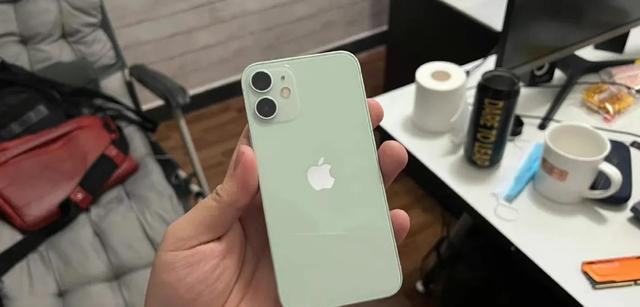 小屏|如今还喜欢坚持用小屏手机的用户，一般都是哪些人？