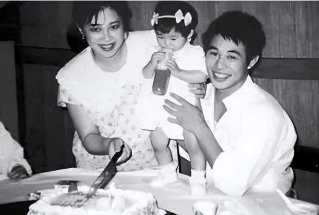 李连杰|李连杰19岁女儿国外生活优渥!乘私人飞机兜风,身材丰满颜值抢镜