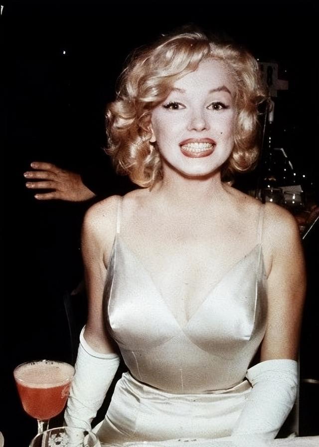 金·卡戴珊|3周减肥14斤，金卡戴珊把自己塞进梦露60年前的钻石裙，暴殄天物