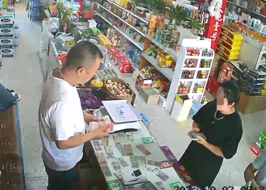 自带语音播报骗钱?老板好心给顾客换现金,听到收款语音没收到钱