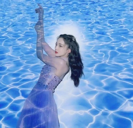 古力娜扎|古力娜扎直播状态优美大方,好像花仙子,网友喜爱,点赞大方