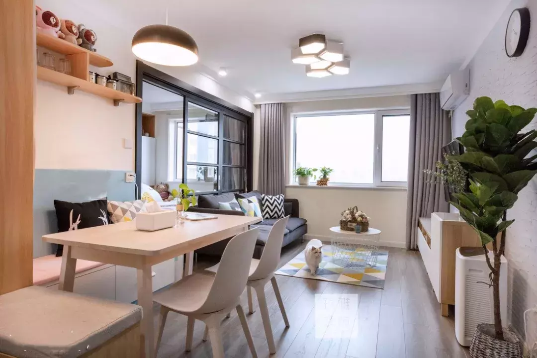 客厅沙发摆L型还是一字型?经设计师一改,家里上档次多了