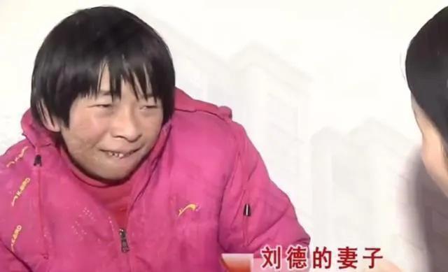 50岁大叔娶24岁媳妇,甘愿当上门女婿,为百万拆迁款下跪道歉