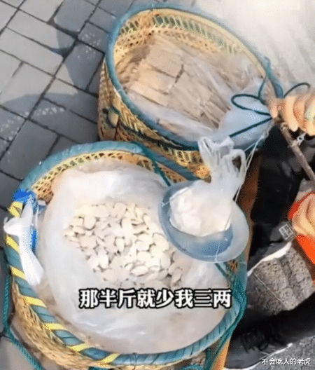 安徽合肥:男子12元买半斤麦芽糖,结果回家一称只有二两,老太太看对方找来准备跑