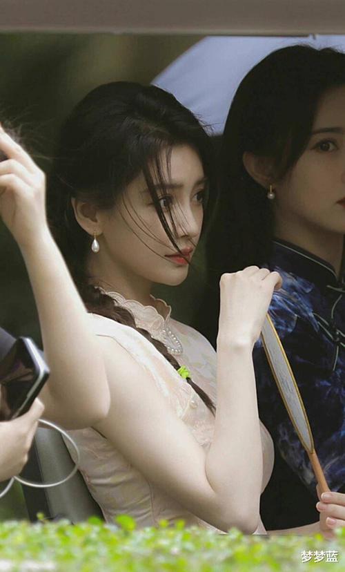 Angelababy|Angelababy《萌探2》路透来袭, 穿旗袍尽显灵动, 33岁美如画