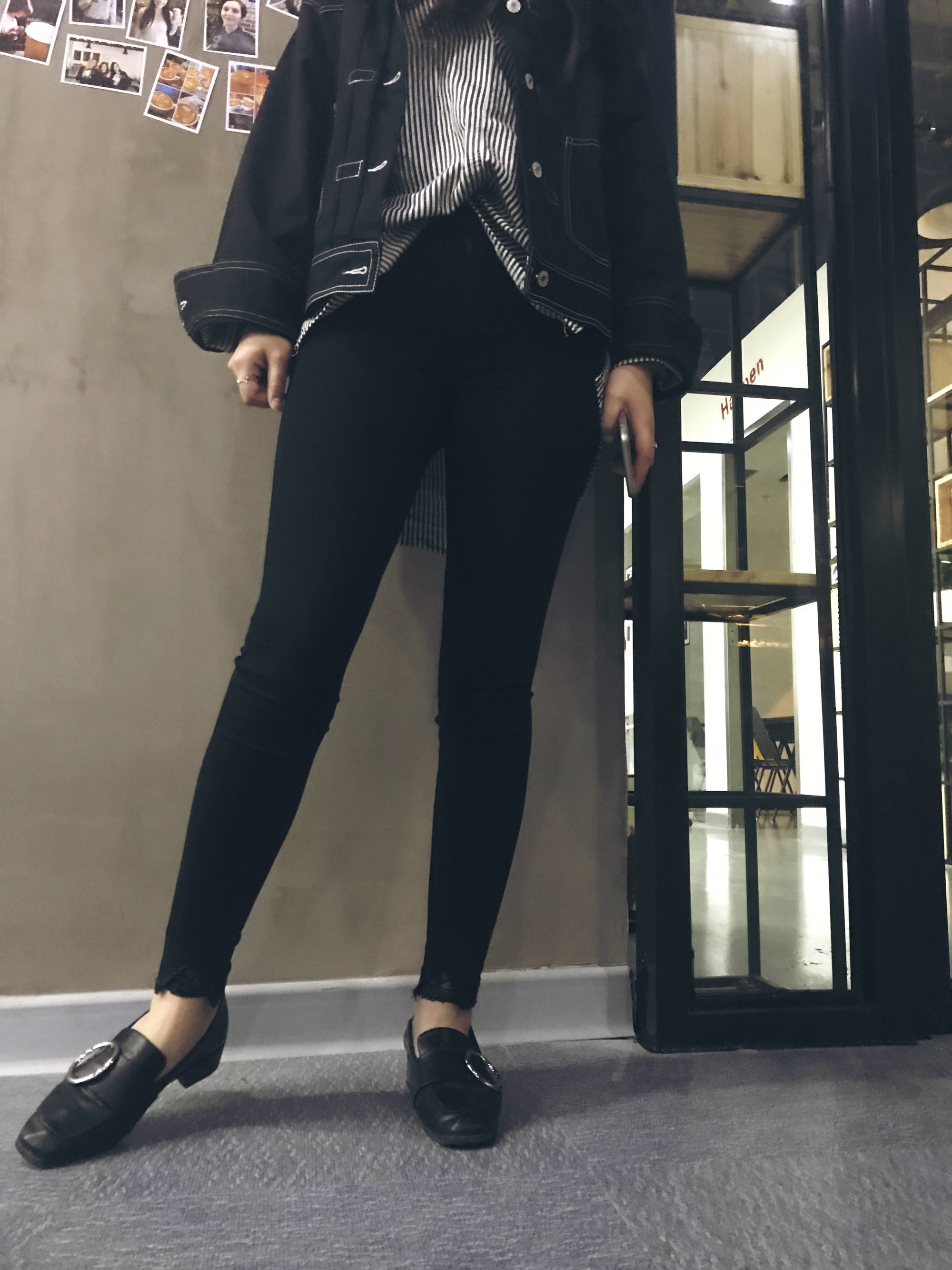 穿衣搭配|黑裤子配什么上衣？