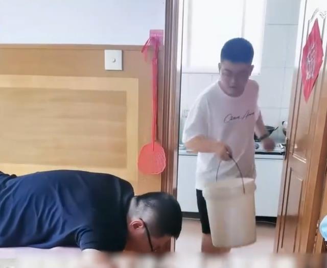 山东一男子醉酒趴床上想吐,儿子做法亮了,网友:不行再生一个吧