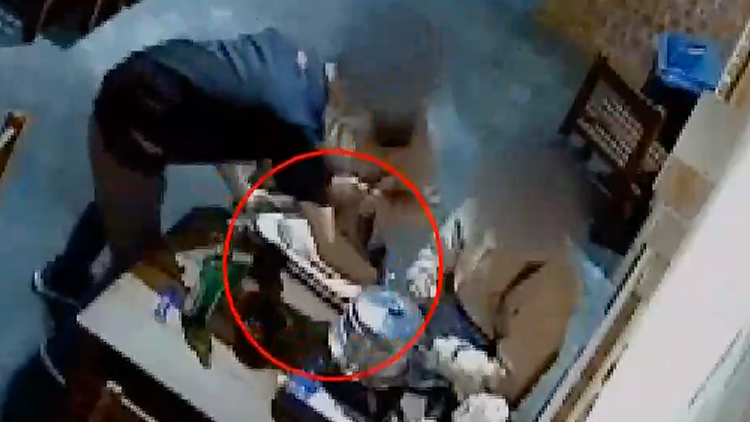 看着都疼!疑店员没端稳,300°C烤盘掉在女子大腿上……