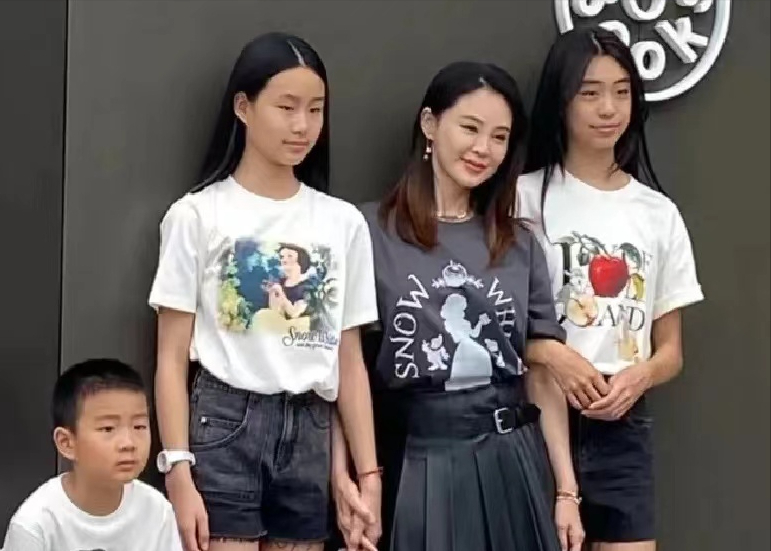 董洁|董洁、董璇、关悦跟谭卓带娃现身活动，离开滤镜的容貌太真实了