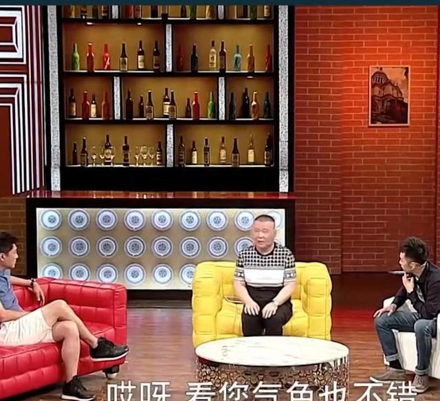 郭德纲|与赵本山不一样，德云社规矩大于天，郭德纲见到父亲也要毕恭毕敬