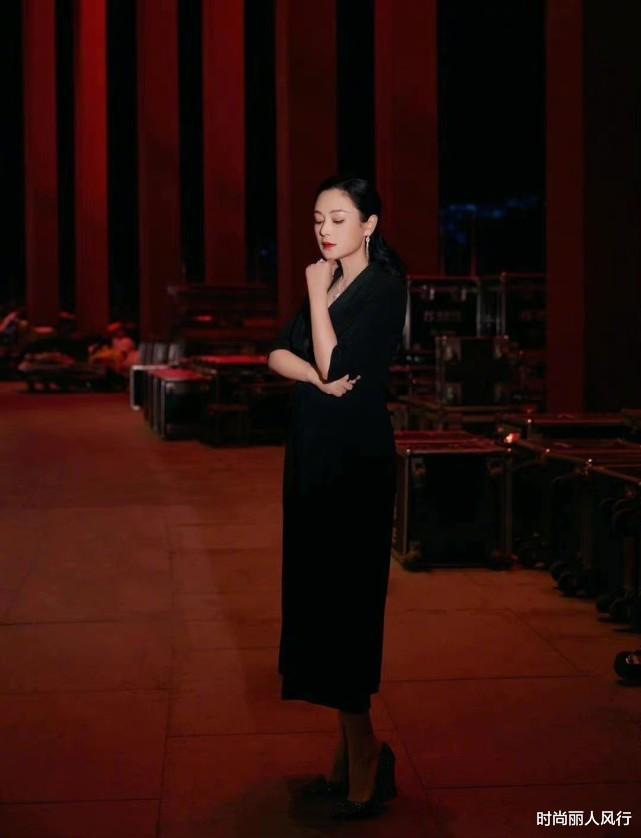 陈红|53岁陈红近照怎么老成这样？素颜亮相聚会不敢认，穿毛衣双眼无神