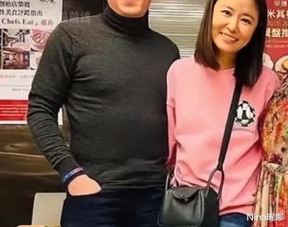 林心如|林心如带丈夫吃日料,穿粉色卫衣太加分,霍建华身材发福43岁变大叔