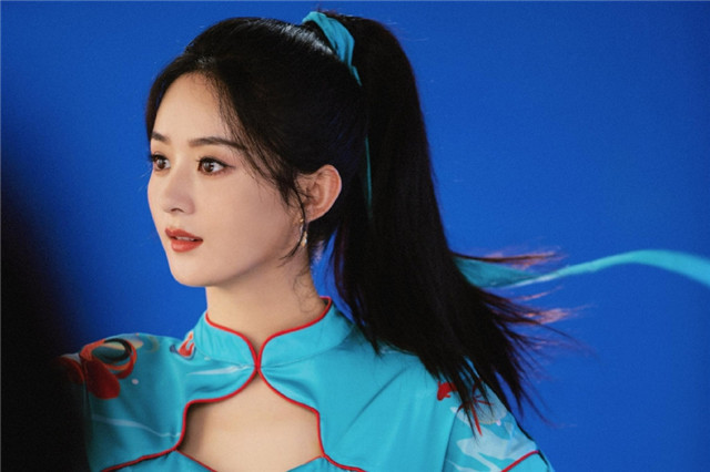 赵丽颖|赵丽颖最新近照,穿浅蓝色锦鲤旗袍,离婚后依然元气感满满