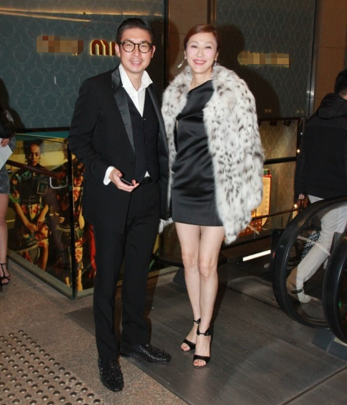 香港小姐|?59岁港姐心碎宣布离婚!富豪老公逼她住简陋房间,出轨25岁模特