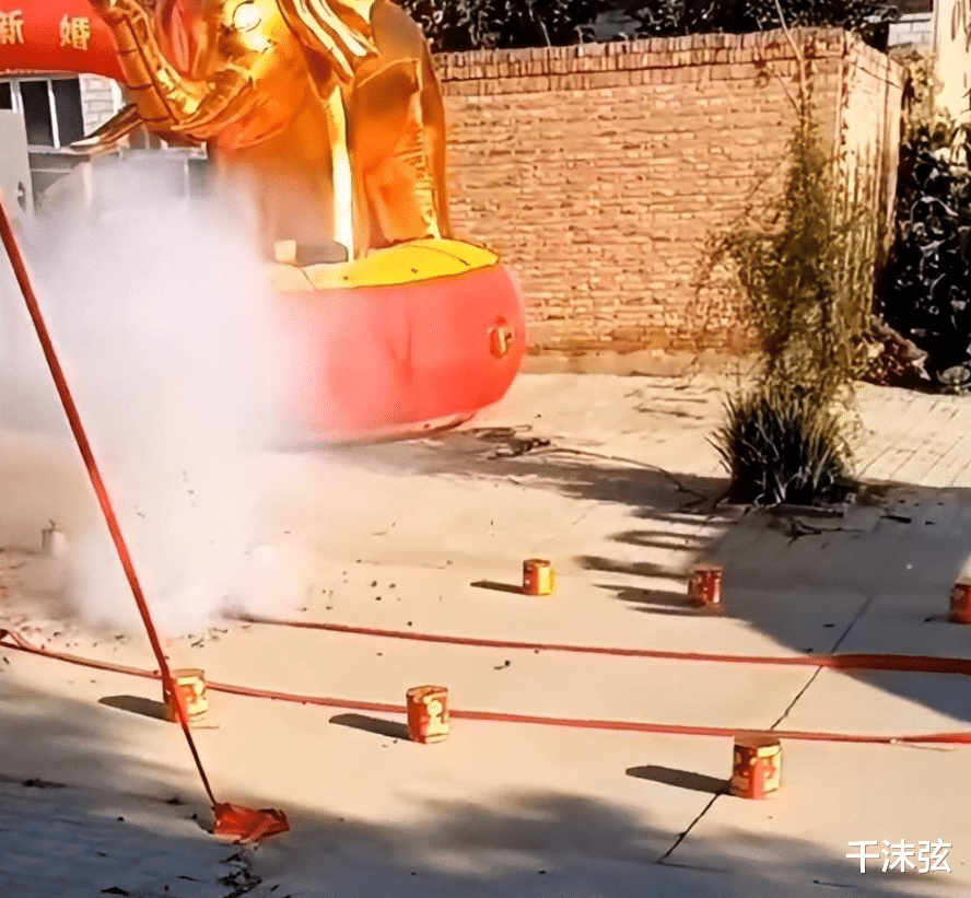 陈亚男|大衣哥儿子二婚太寒酸！没有三金首饰、伴郎伴娘，待遇不比陈亚男