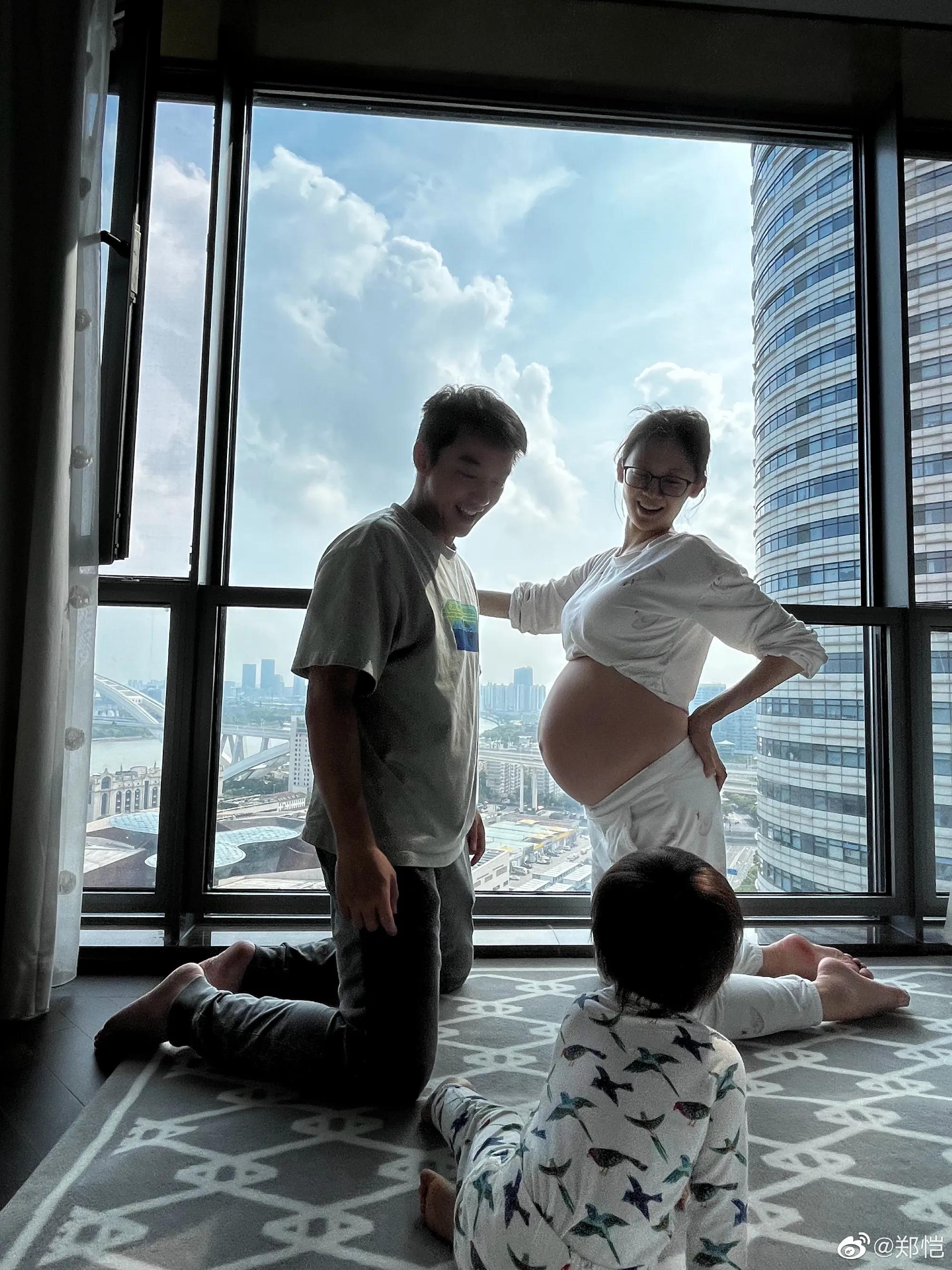 苗苗|郑恺苗苗二胎得子，宝宝小手比“六”超萌，姐姐温柔亲吻妈妈肚子