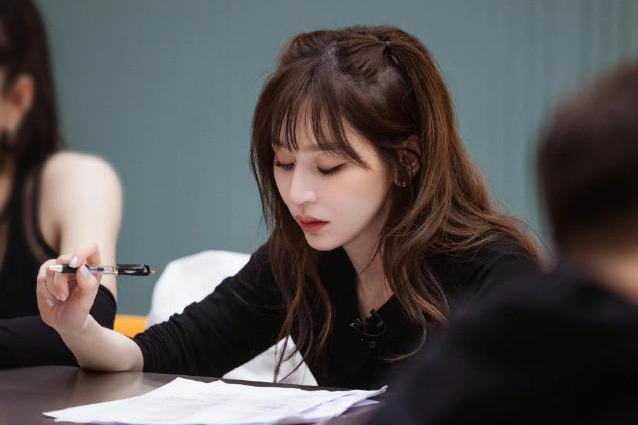 王心凌 39岁王心凌现身酒店,渔网袜搭皮裙配高马尾,造型甜辣酷炫很吸睛