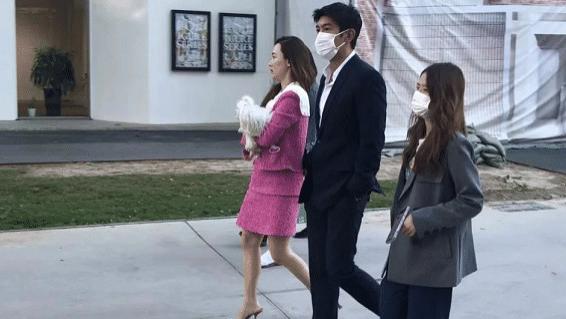 霍思燕|杜江夫妇散步被偶遇，霍思燕抱狗走路似富婆，穿短裙双腿瘦成竹竿