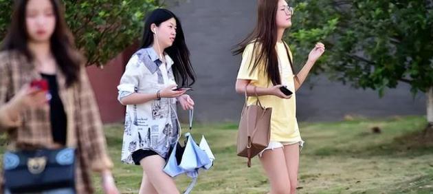 抗氧化 女大学生发型走红，00后觉得很是潮流，网友调侃：像极了70后大妈