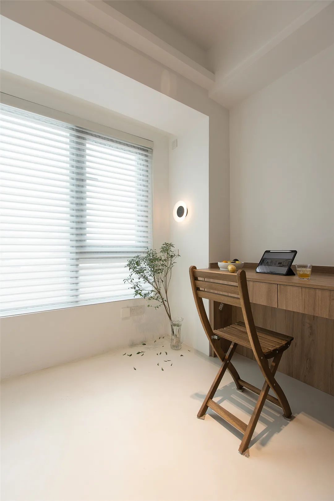 90㎡极简侘寂风,全屋开放式将格局打开,营造最惬意的家居环境