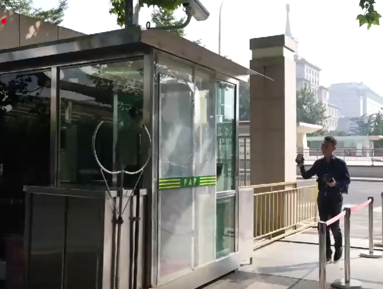 小姐姐|康辉公开央视更衣室!铁皮柜上挂满毛巾衣服,房间杂乱狭小太真实