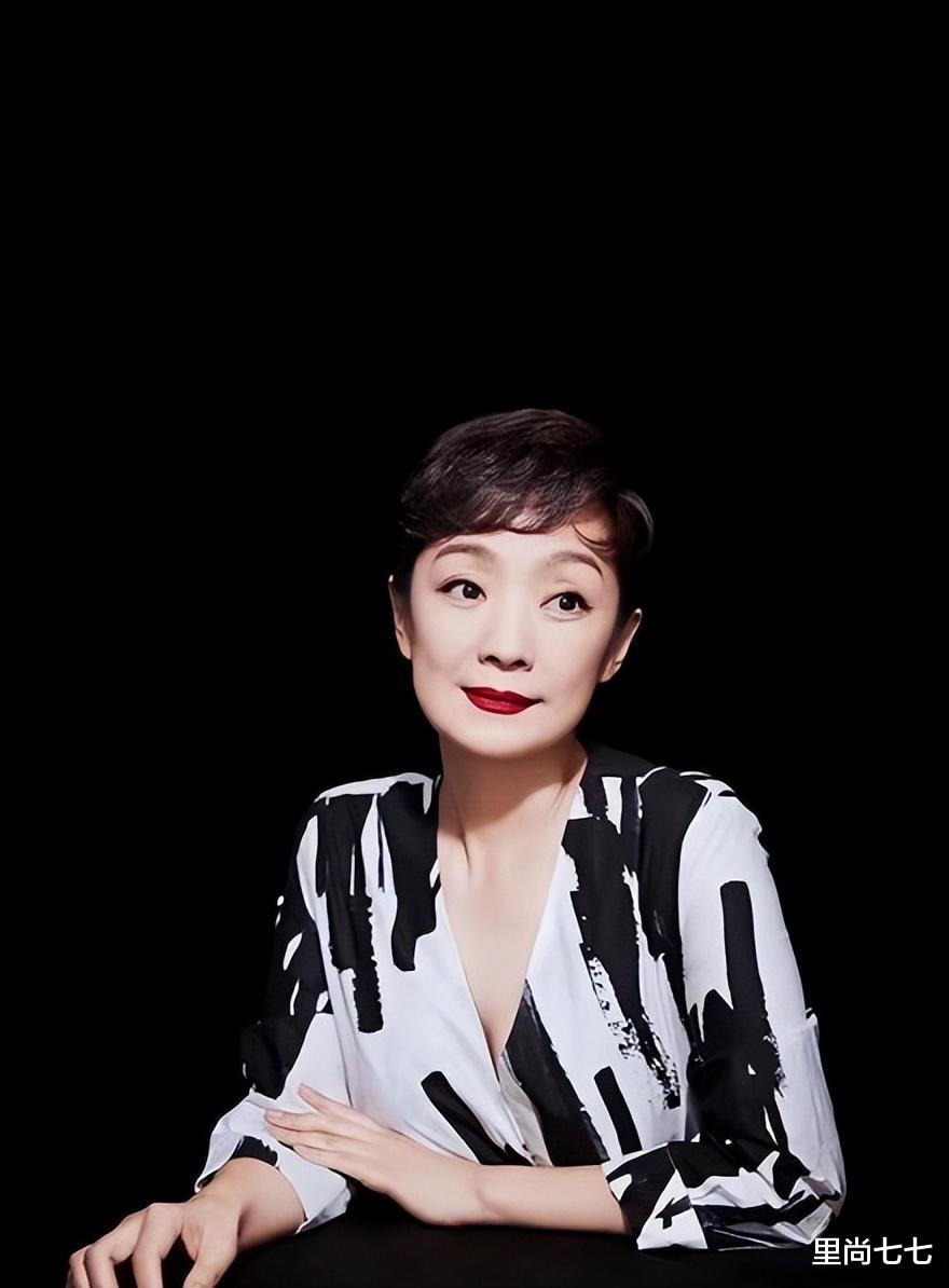 穿衣搭配 张嘉译老婆在家聚会，穿奶奶装还秀素颜，留超短发气质还挺温柔的