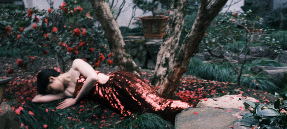 街拍|孙俪穿海边露肩装拍照！光脚侧卧在礁石上，腰围超细堪比巴掌大