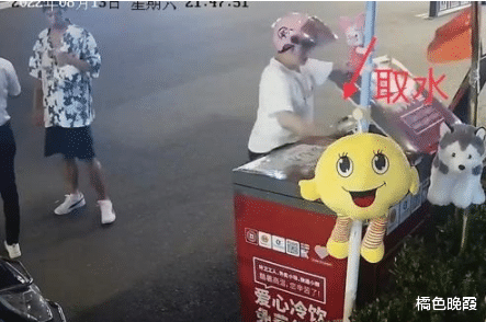 近日,杭州一名女子骑车经过一台冰柜时,从里边拿出一瓶供路人免费饮用的纯净水