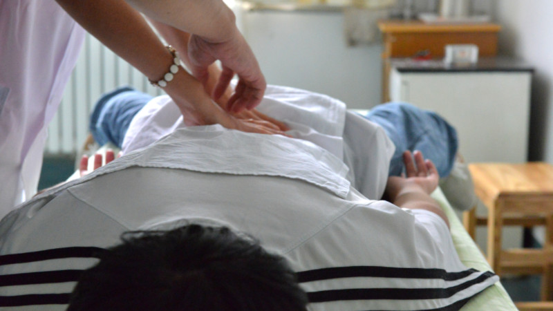 儿时被暴打致盲，卖给残疾丈夫，出逃成为按摩师的她在爱情前退缩