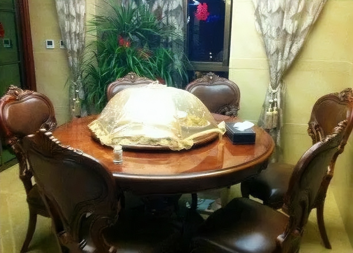 晒晒婆家准备的婚房，装修花120万，光餐桌4万，冰箱你都没见过！