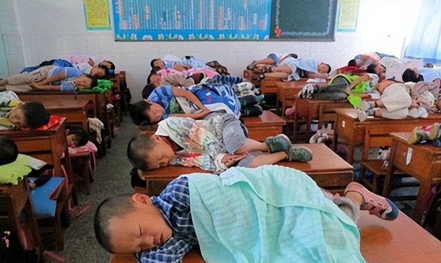 学校来了一批新桌椅，班主任晒出学生午睡的场面，竟被质疑是摆拍